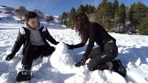 Dziewczyna Chłopiec Robią Bałwana Górach Szczęśliwa Para Żartuje Śniegiem — Wideo stockowe