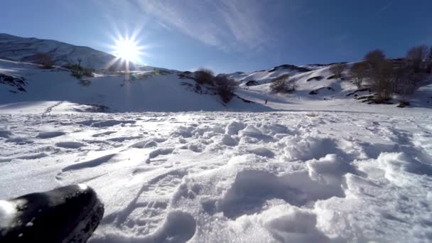 Facet Chodzący Śniegu Słońcem Twarzy Odcisk Stopy Śniegu — Wideo stockowe