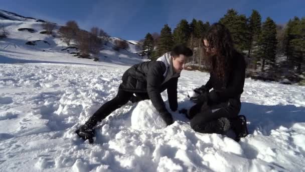 Fata Băiatul Fac Zăpadă Munţi Cuplu Fericit Glumind Zăpada — Videoclip de stoc