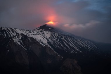 Volkan Etna patlaması, dolunay manzarayı aydınlatıyor, Bove Vadisi, Sicilya.