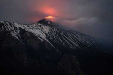 Volkan Etna patlaması, dolunay manzarayı aydınlatıyor, Bove Vadisi, Sicilya.