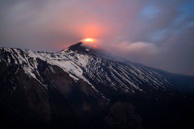 Volkan Etna patlaması, dolunay manzarayı aydınlatıyor, Bove Vadisi, Sicilya.