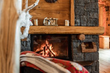 Odundan yapılmış bir dağ evinin yatak odasının içinde.