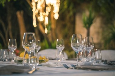 Bardakların ayrıntıları restorandaki masada.