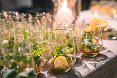 Restoranın masasındaki kokteyllerin detayları.