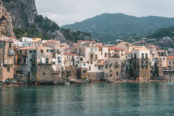 Cefal Σικελία Ιταλία Αυγούστου 2019 Τουρίστες Επισκέπτονται Cefal Ένα Παλιό — Φωτογραφία Αρχείου