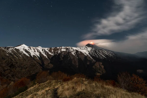 Vulcano Etna Eruzione Notturna Luna Piena Che Illumina Paesaggio Valle — Foto Stock