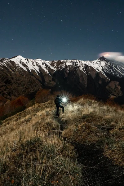 Volkan Etna Nın Dağ Yolunu Aydınlatan Adam Patlama Sırasında — Stok fotoğraf