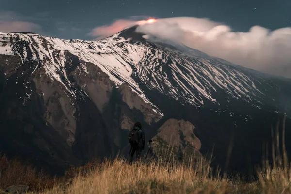 Людина Освітлює Гірську Стежку Вулкану Етна Під Час Виверження — стокове фото