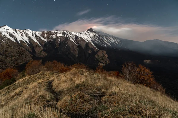 Vulkaan Etna Uitbarsting Nachts Volle Maan Die Het Landschap Verlicht — Stockfoto