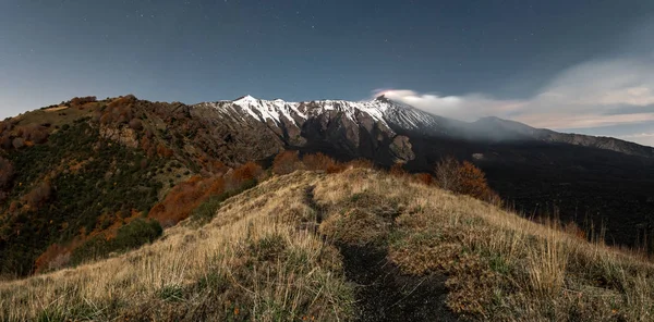 Vulcano Etna Eruzione Notturna Luna Piena Che Illumina Paesaggio Valle — Foto Stock