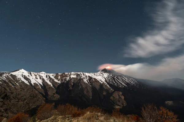 Vulcano Etna Eruzione Notturna Luna Piena Che Illumina Paesaggio Valle — Foto Stock