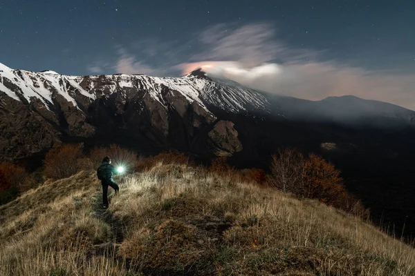 Людина Освітлює Гірську Стежку Вулкану Етна Під Час Виверження Стокове Фото