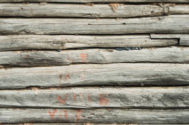 Kırmızı boya ile eski günlük ev