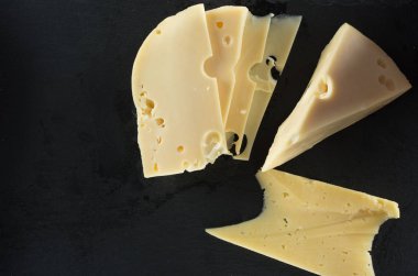 peynir parçalarını üzerinde Doğal kayrak yalan