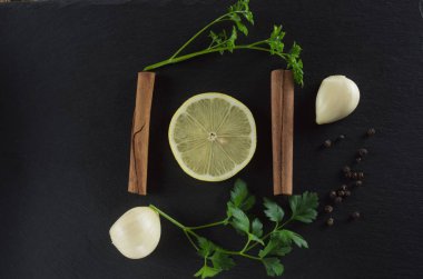 Baharatlar, limon, sarımsak, maydanoz, tarçın yalan üzerine kayrak Üstten Görünüm