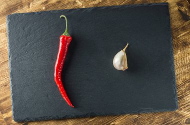 top kırmızı acı biber ve sarımsak kayrak çerçevede çapraz olarak görünümü