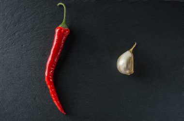 top kırmızı acı biber ve sarımsak arduvaz arka plan üzerinde görünümü