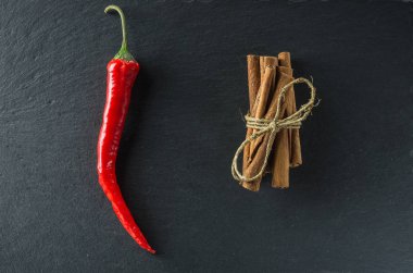 kayrak üstten görünüm arka plan üzerine tarçın ve kırmızı acı biber baharat