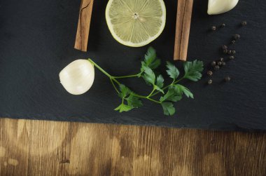 baharat ve limon kayrak ve ahşap arka plan üzerinde yalan