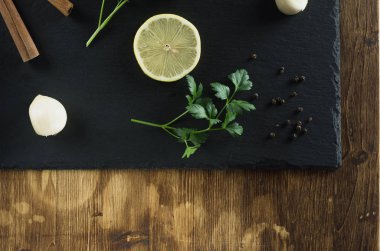 Tarçın, limon, sarımsak, biber, maydanoz yalan mazisi boş alan altındaki ahşap bir yüzeyi üzerine