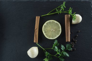 Baharatlar, limon, sarımsak, maydanoz üzerinde mazisi