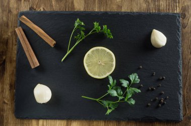 limon, maydanoz, tarçın ve kayrak ve ahşap üst görünümden sarımsak
