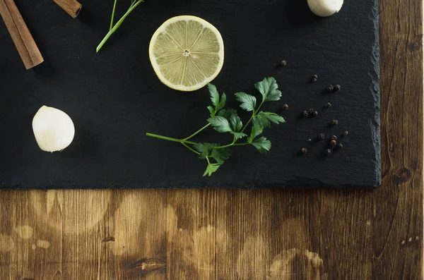 Tarçın, limon, sarımsak, biber, maydanoz yalan mazisi boş alan altındaki ahşap bir yüzeyi üzerine