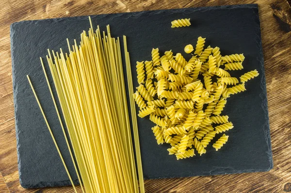 spagetti ve makarna spiraller arka planını kayrak üstten görünüm