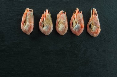 arduvaz boş alan bir tabak karides.