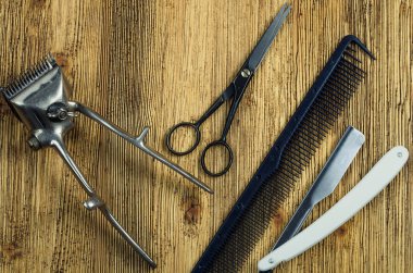 Vintage kuaförlük araçları bir kaba ahşap yüzeye.