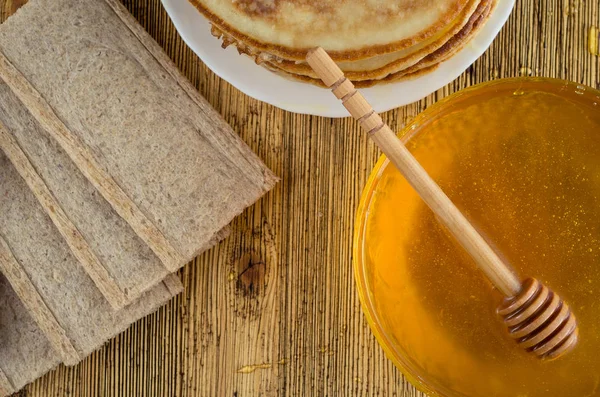 Hemmagjord banan Cashew pannkakor honung sås mjölk mjöl trä Ta — Stockfoto