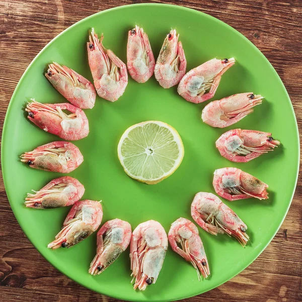 Camarones cocidos servidos en plato blanco — Foto de Stock