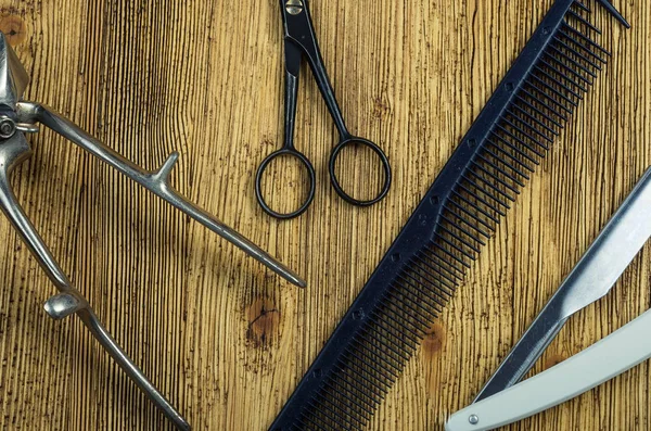 Vintage kuaförlük araçları bir ahşap yüzeye.