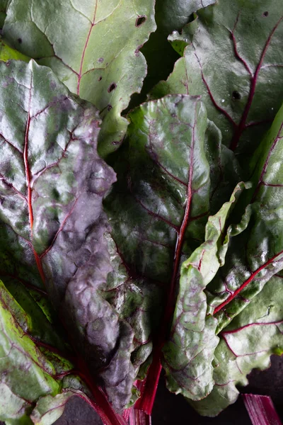 Comida fea. Remolacha y hojas de remolacha sobre una hermosa superficie metálica oxidada . — Foto de Stock