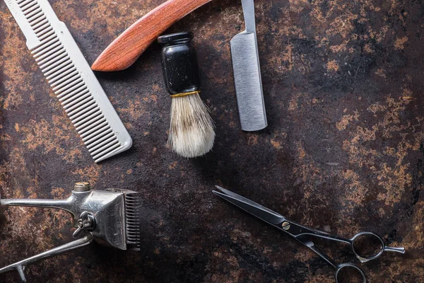 Vieux outils de barbier sur une vieille belle surface rouillée . — Photo