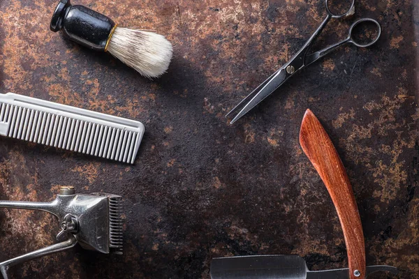 Vieux outils de barbier sur une vieille belle surface rouillée . — Photo