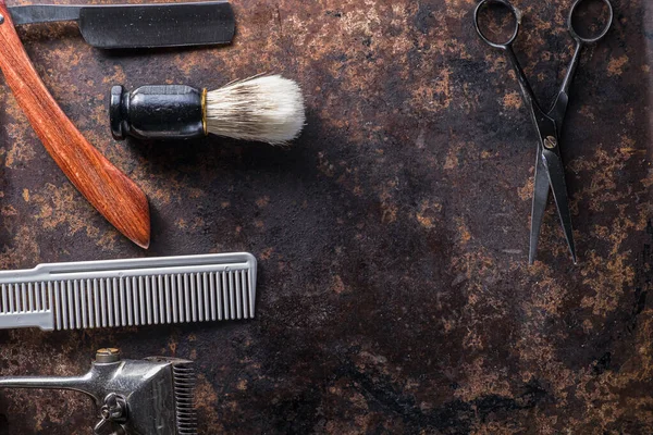 旧的理发师工具在旧的美丽锈蚀的表面上. — 图库照片