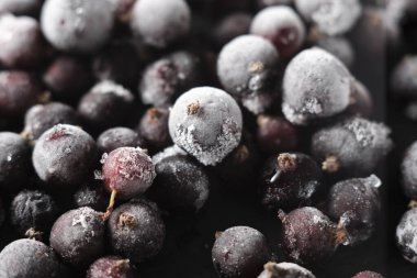 Doğal donmuş kuşüzümü meyveleri, levha üzerine serpiştirilmiş stoarfrost ile kaplıdır..