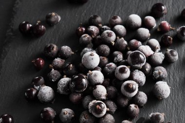 Doğal donmuş kuşüzümü meyveleri, levha üzerine serpiştirilmiş stoarfrost ile kaplıdır..