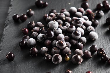 Donmuş kuşüzümü üzümü, levha tabağına serpiştirilmiş stoardon ile kaplıdır..