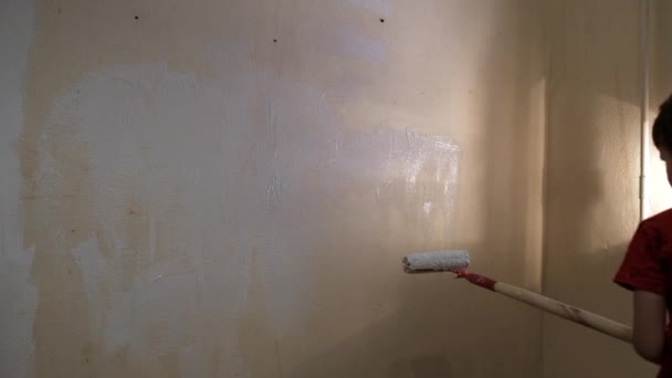 Garçon Peint Mur Avec Peinture Blanche Avec Long Rouleau Poignée — Video