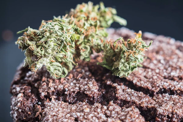 Galletas de chispas de chocolate con marihuana, rociadas con chispas de chocolate y cannabis, están en un plato de pizarra . — Foto de Stock