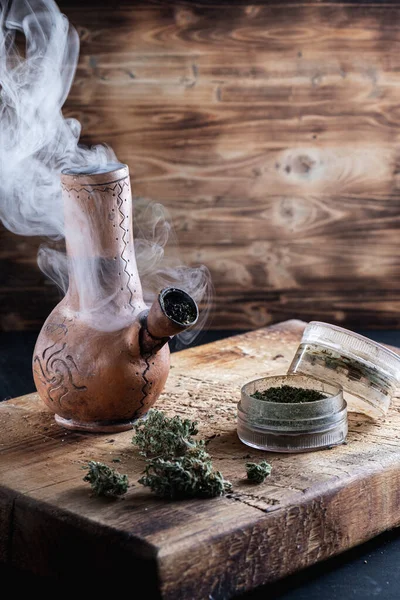 Eskimiş nargile ve açık öğütücü kenevir ve duman içinde marihuana bulunmakta. Dikey bileşim