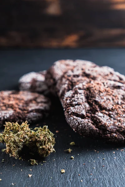 Biscoitos de chocolate com maconha, polvilhado com chips de chocolate e cannabis. Vertical — Fotografia de Stock