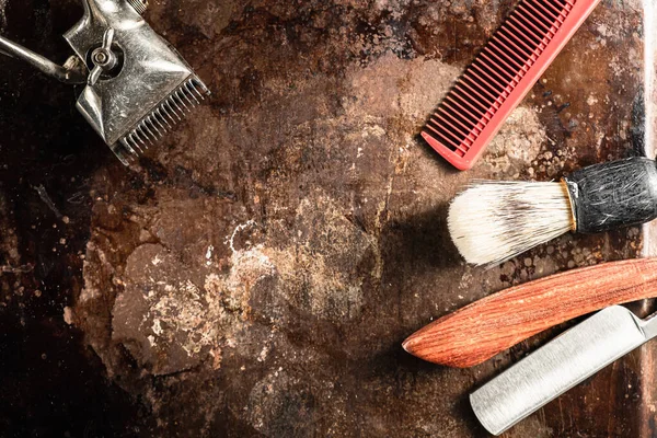 Tesoura de cabeleireiro escova de pente manual vintage escova de pente perigosa estão em um em uma velha superfície bonita enferrujada . — Fotografia de Stock