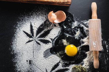 Esrar hamur işi yapma süreci. Çiğ yumurta, merdane, un ve kurutulmuş marihuana..