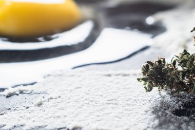 Esrar hamur işi yapma süreci. Çiğ yumurta, merdane, un ve kurutulmuş marihuana..