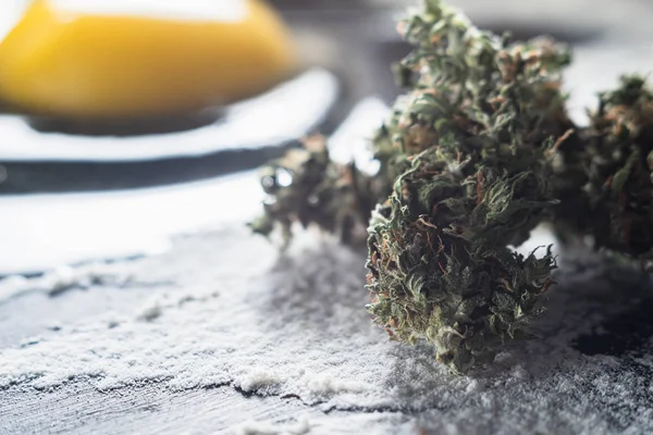 Den Prozess der Herstellung von Cannabis-Gebäck. rohe zerbrochene Eier, Nudelholz, Mehl und getrocknete Marihuana-Blütenstände. — Stockfoto
