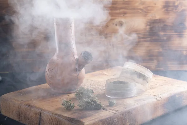 Bong en open molen cannabis en marihuana in rook — Stockfoto